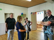 Juha ottaa vastaan Tiinan ja Leilan.