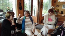 Paula, Kaija ja Riitta jutustelun pauloissa.