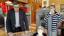 Erkki, Riitta-Liisa Ja Ulla. Keskustelu kiihtyy välillä.