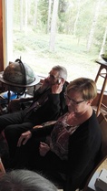 Antti opastaa puhelimella P.joelle eksynyttä. Niinpä, mitä tuohon voi kirjoittaa, muuta kuin hieman naurahtaa.